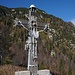 das zusammengeschusterte Kreuz auf dem Piccolo Monte Re, Auf der Rückseite stützt ein Presslufthammer die Konstruktion