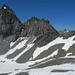 Im Aufstieg zur Fuorcla Segnas Sura: Hinter dem Martinsloch erscheint ein Berg, hinter dem Pass dil Segnas der Kärpf.
