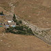 Xınalıq - Tiefblick auf einige, etwas abseits gelegene Häuser des Ortes. Vorn ist einer der zahlreichen Friedhöfe des Ortes zu sehen.