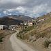 In Xınalıq - Blick auf einen Teil des Ortes. In dem Gebäude links befindet sich übrigens ein Dorfladen. 