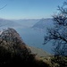 Blick hinunter zum Lago Maggiore - gut erkennbar die Brissago-Inseln und die Magadino-Ebene