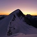 am nächsten Morgen, die Sonne geht langsam hinter dem Ulrichshorn 3925m auf, am Fusse das Windjoch 3850m