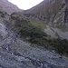 Hier, ganz hinten im Talschluss, laufen die zwei Bäche zusammen. Hier bin ich hinüber und drüben hinter den Latschen hinauf. Der Ostgrat der Oberlahmsspitze zieht von dort oben nach rechts.