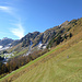 Ein Aufstieg über ein geneigtes Fussballfeld bringt uns an den Fuss des Gumper - Panorama Oberseetal inklusive