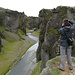 Mauro impegnato a fotografare il Canyon di Fjadrárgljúfur 