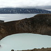 In primo piano il piccolo cratere Víti e dietro l'enorme caldera dell'Askja con il Lago Öskjuvatn