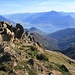 Dalla cima la visuale abbraccia tutto l'Alto Lario e la bassa Valtellina.