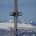Das prächtige Gipfelkreuz, dahinter Seekar- und Seebergspitze.
