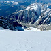Die Aiguilles de Tré la Tête wirken fast klein von hier oben. An ihrem Fuß der schuttbedeckte Glacier du Miage.