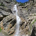 Der Allmenalpbach fällt über mehrere Stufen als Wasserfall ab.