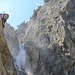 Sascha klettert am Wasserfall vorbei. Extrem eindrücklich.