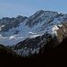 Nachdem ich etwa 2km ins Val Tuors gewandert bin, sehe ich schon mein Gipfelziel Piz Forun (3052,3). So nah wie auf dem Bild ist der Berg allerdings nicht, da ich in mit dem Teleobjektiv fotografiert habe.