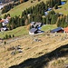 Spätherbst im Val Tuors. Die Häuschen von Chants (1822m) liegen schön gelegen im hinteren Val Tuors wo der eigentliche Fussaufstieg zur Keschhütte / Chamanna digl Kesch beginnt.