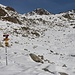 Beim Wegweiser P.2520m sieht man nach dem langen Aufstieg ab Bergün / Bravuogn erstmals die Keschhütte / Chamanna digl Kesch (2630m).