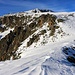 Aussicht in Richtung Piz Forun-Gipfel (3052,3m) vom Gratbuckel P.2880m. <br /><br />Es geht nun über einen so breiten Gratrücken der eher ein Plateau ist. Nun ist es Zeit die Schneeschuhe anzuziehen.