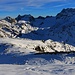 Rückblick aufs Plateau unterhalb vom Gipfel.<br /><br />Gegenüber steht wie gewohnt der mächtige Piz Kesch / Piz d'Es-cha (3417,7m). Links davon sind Piz Porchabella (3079m) und Piz Val Müra (3162m).
