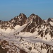 Aussicht vom Piz Forun (3052,3m) auf die beiden steilen Gipfel Piz Vadret (3229m) und Piz Vadret Pitschen (3218m). Der Piz Vadret steht schon lange auf meiner Gipfelwunschliste - vielleicht klappt's ja als Skitour.