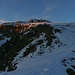 Mit den letzten Sonnenstrahlen begehe ich mich wieder den Abstieg vom Piz Forun (3052,3m) über die Aufstiegsroute. Rückblick vom P.2880m zum Gipfel mit meiner Schneeschuhspur.