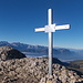 blitzblankes Kreuz am Gipfel, links Brenta, rechts im Hintergrund die restl. Dolomiten