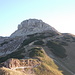 Monte Cornetto; der Weg führt oben rechts am Fels vorbei und dann zum Gipfel