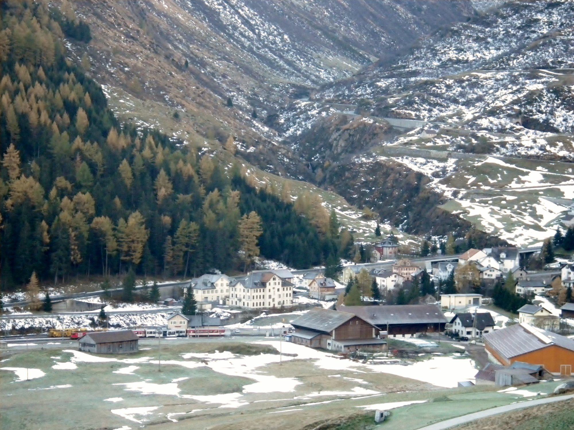 Hospental mit der Gotthardpassstrasse. Fotos