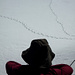 [U Alpin_Rise] relaxt in der Höhenluft und beobachtet die Spuren im Neuschnee auf dem Schalijoch