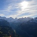 Der tiefe Einschnitt des Lauterbrunnentals liegt schon im Schatten, die Berge des Berner Oberlands glänzen noch in der Nachmittags-Sonne.