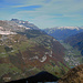 Der Blick ins Glarnerland. Links oben blintzelt das Vreneli, in der Bildmitte hinten der Glarner Fronalpstock.