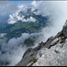 Graustock, auf dem Gipfel. Für einen Augenblick verziehen sich die Nebel- und Wolkenfelder und man sieht auf Engelberg hinunter.