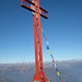 Gipfelkreuz mit  tibetischen Gebetsfahnen, die wohl von hikr [u floriano], der leider nicht mehr unter uns ist,  [http://www.hikr.org/gallery/photo73801.html?post_id=8650#1 damals] gesetzt wurden