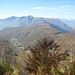 Blick über Isone und das Val d´Isone Richtung Monte Tamaro<br />der bisherige Weg führte von Isone über den Wanderweg hoch auf den Bergrücken rechts und dort dann auf dem Fahrsträsschen weiter 