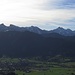Unterammergau mit den Ammergauer Bergen von der Hochblasse/Hochplatte bis zum Schwarzenkopf und den Allgäuern (Brentenjoch, Aggenstein, Breitenberg)