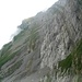 Die Flanke unterhalb der Girenspitz und des Hüenerbergs, wo die Chammhaldenroute hochkommt. Gut zu sehen das Grosse Band, über welches man nach einem Tourenbericht hart oben am Fels vom Abzweig beim Ellenbogen bis zum Öhrlisattel gehen kann (T4)