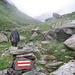 Der Weiterweg Richtung Läntagletscher ist weiß-blau-weiß markiert; kurz nach der Hütte kann man z.B. auch zum Furggelti hinauf wandern