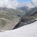 Ganz imposanter Tiefblick ins Läntatal; rechts der schuttbedeckte Felsbuckel ist mit 2923m kotiert.