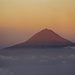 Pico, der höchste Berg Portugals, erhebt sich im Morgenlicht aus dem Atlantik