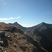Sguardo verso la vetta 2279 m del Pizzo Ricuca, dalla cima 2272.6 m; sulla destra la Cima di Piatto o di Stubiello.