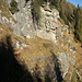 Le esposte cenge erbose tra le scogliere che spiovono dalla cresta S del Pizzo Ricuca, da superare per raggiungere l'Alpe Matro Colmo. La traccia passa proprio nel mezzo della fotografia, tra le due pareti di roccia. 