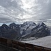 Start bei der Bergstation - mit wolkenüberzogenem Blick zur Bernina-Gruppe