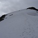 ... doch unterhalb des Gipfels werden der Spuren (ohne Steigeisen) weniger - zu steil und ausrutschgefährdet ist hier der Gletscherhang