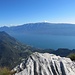 kleines "Kalkriff" auf dem Gipfel - vor grossem Gardasee und Monte-Baldo-Massiv