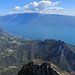 herrliche Aussicht über den Monte Castello del Gaino, Gipfelziel von übermorgen, und den Gardasee zum Massiv des Monte Baldo