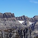 Über den Eggstöcken (mit gut sichtbarer Lufthütte) thront das Glärnisch-Massiv mit seinen eindrücklichen, schön gezeichneten, aber wohl weniger schön zu begehenden Südwänden. 