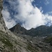 im Oberen Schwadering; gut zu erkennen die Bergstation, der Hunerschartensteig führt rechts davon durch die Felswand