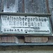 Ein historischer Wegweiser in Einödsbach.