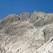 Anstieg zur Hochfrottspitze; über Schutt und Schrofen geht's gutmütig bergauf (rechts im Bild). Ziel ist die markante Scharte rechts oben.