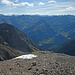 Blick nach Südwesten über's Hochalptal zu Lechtaler Alpen und Lechquellengebirge, links die Ellbognerspitze.