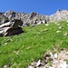 Grashang Bruttele mit vielen kleinen Steinen und Löchern
Links das Gross Chastelhorn