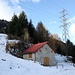 <b>A 1310 m di quota, in località Scavéi, sono costretto a montare le racchette da neve. </b>