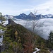 der Talkessel Schwyz zeitweise unter Wolken;
bekannte, reizvolle "Nachbarn"